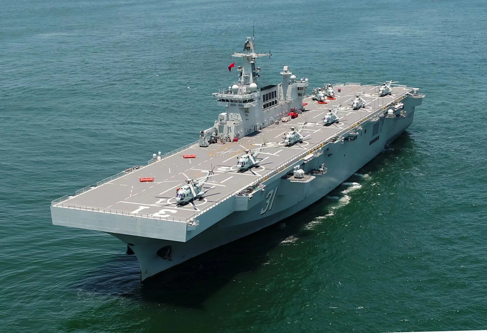 我国海军075型两栖攻击舰和003型航空母舰已经正式公开了,现在海军