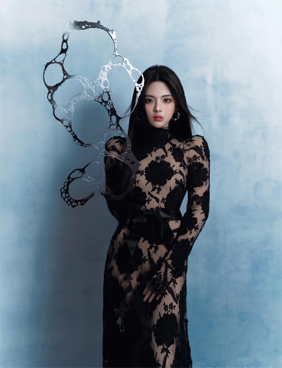 杨超越黑色蕾丝透视连衣裙,精致典雅不失性感,闪烁着迷人的光芒
