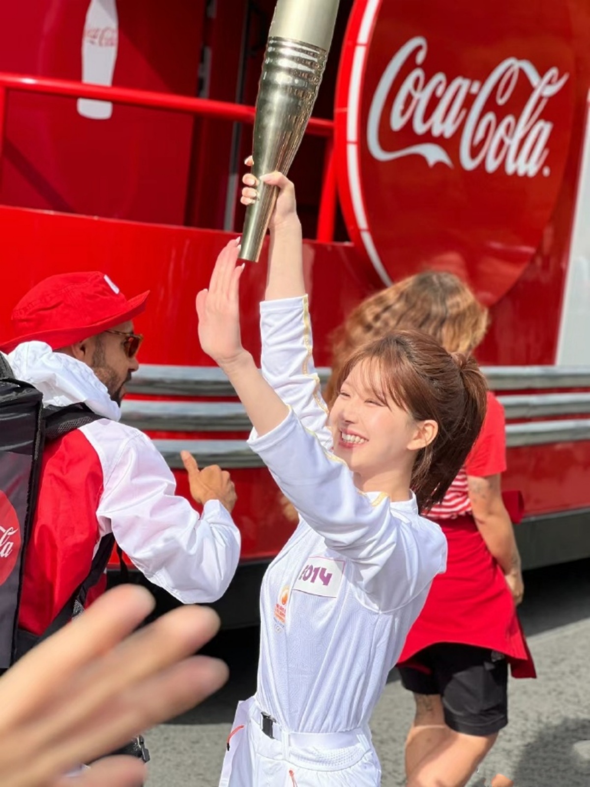 巴黎奥运会火炬手#赵露思# 在接受全英文采访时,流露出对担任火炬手一