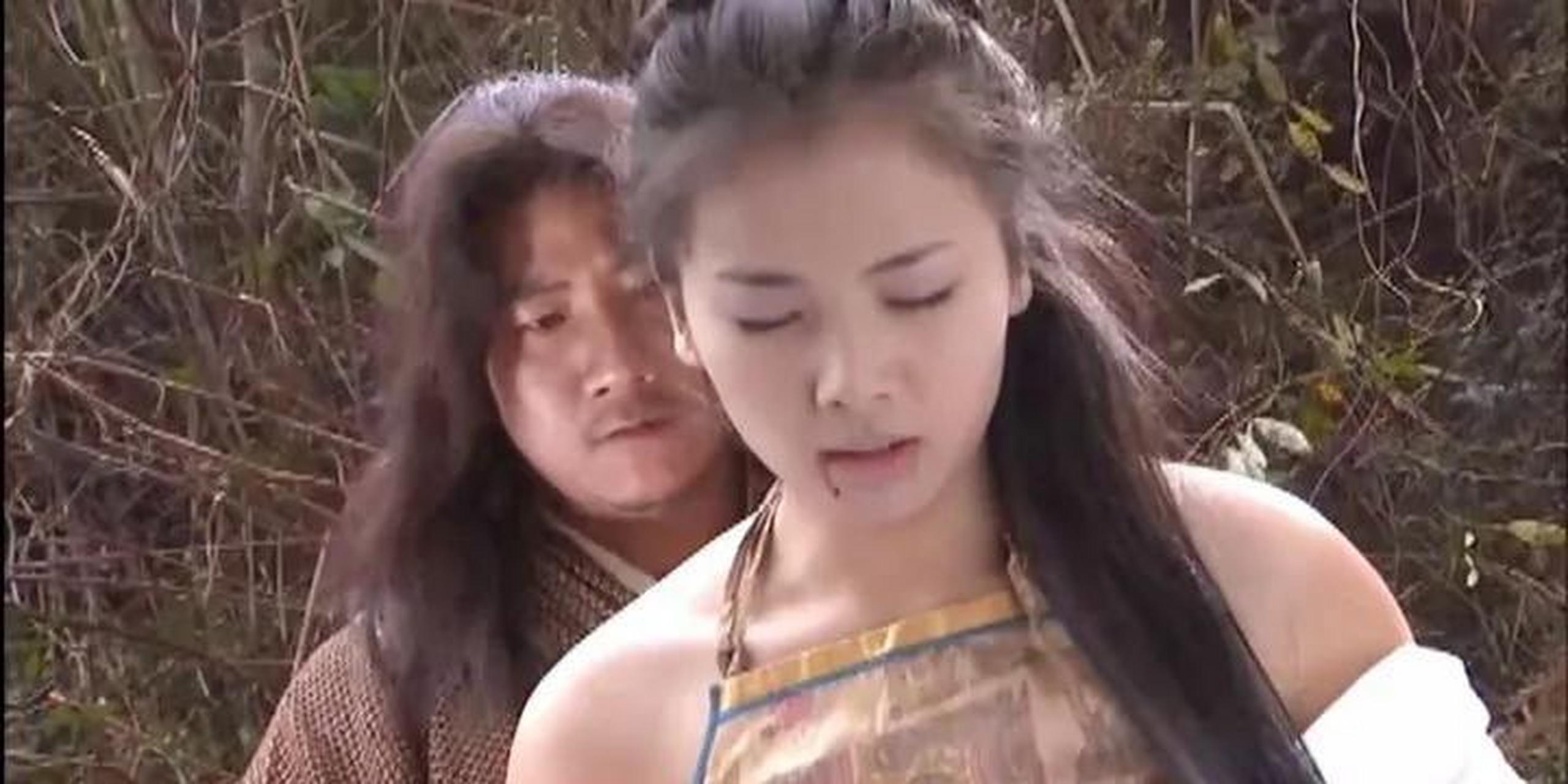 一天深更半夜《天龙八部》拍摄现场,主演刘涛跟胡军的帐篷传来阵阵"鹅