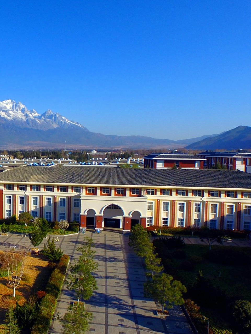 说到丽江文化旅游学院的学费,这事儿得看专业和住宿条件