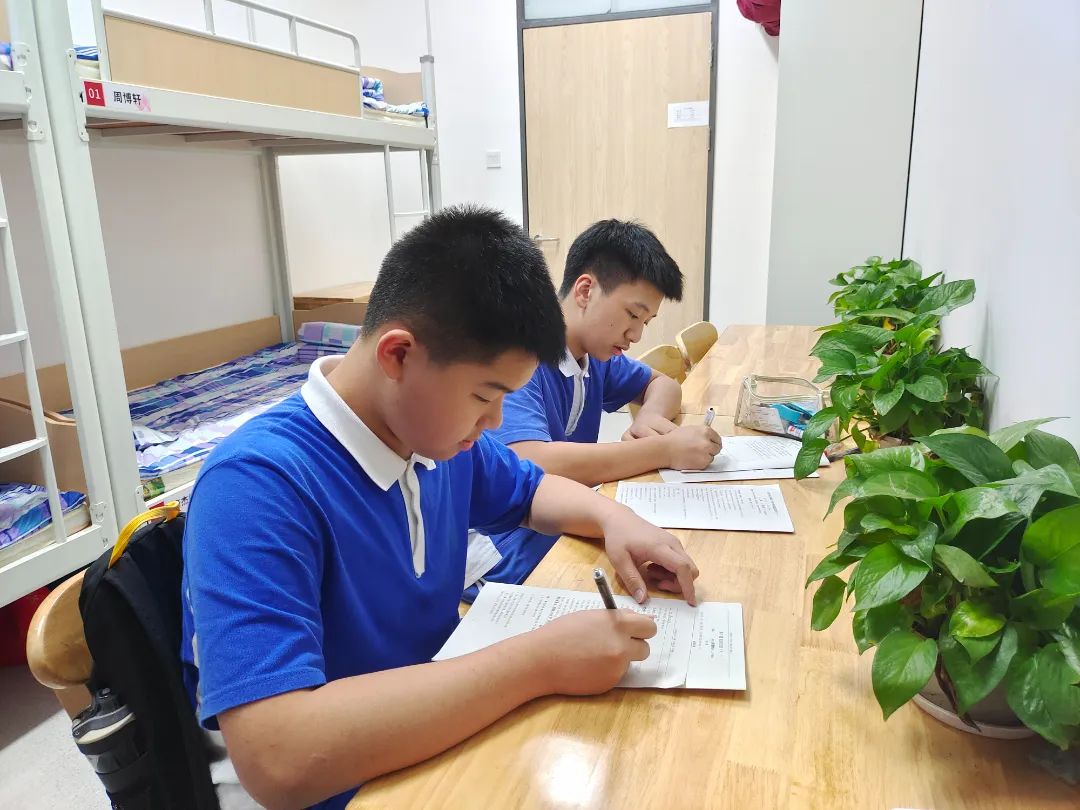 深圳市红山中学的宿舍环境如何?