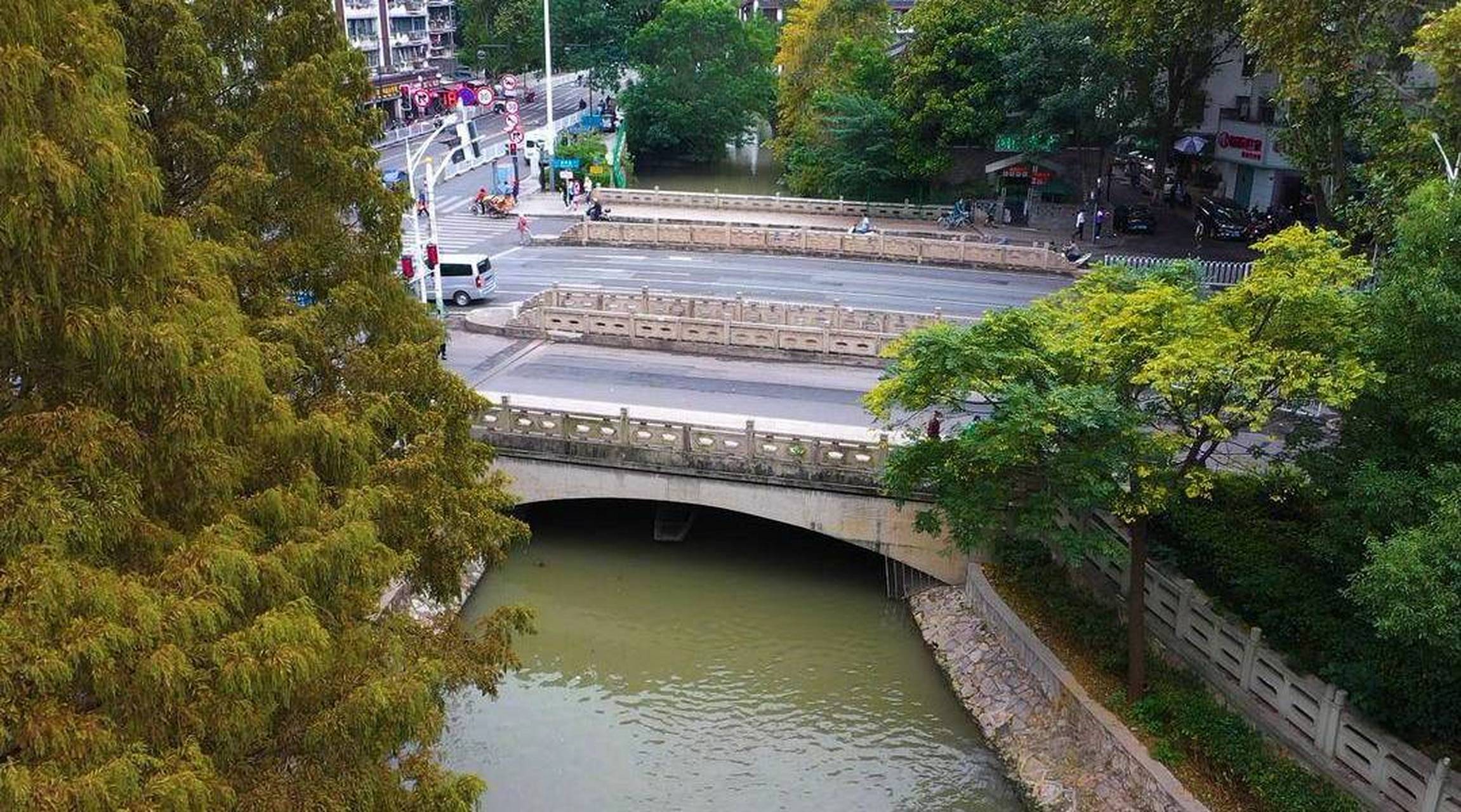 走在桥上,你能感受到那种穿越时空的感觉.