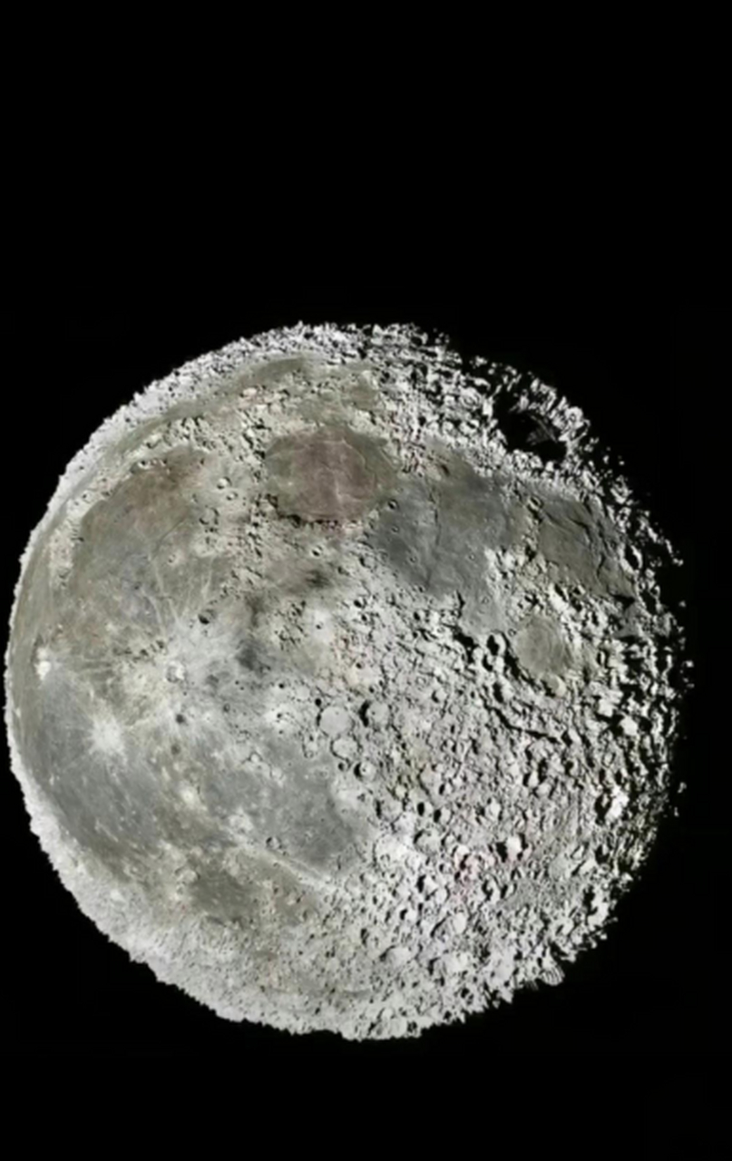 图一是手机拍的月亮,图二是卫星拍的月亮,大家觉得有什么区别呢?