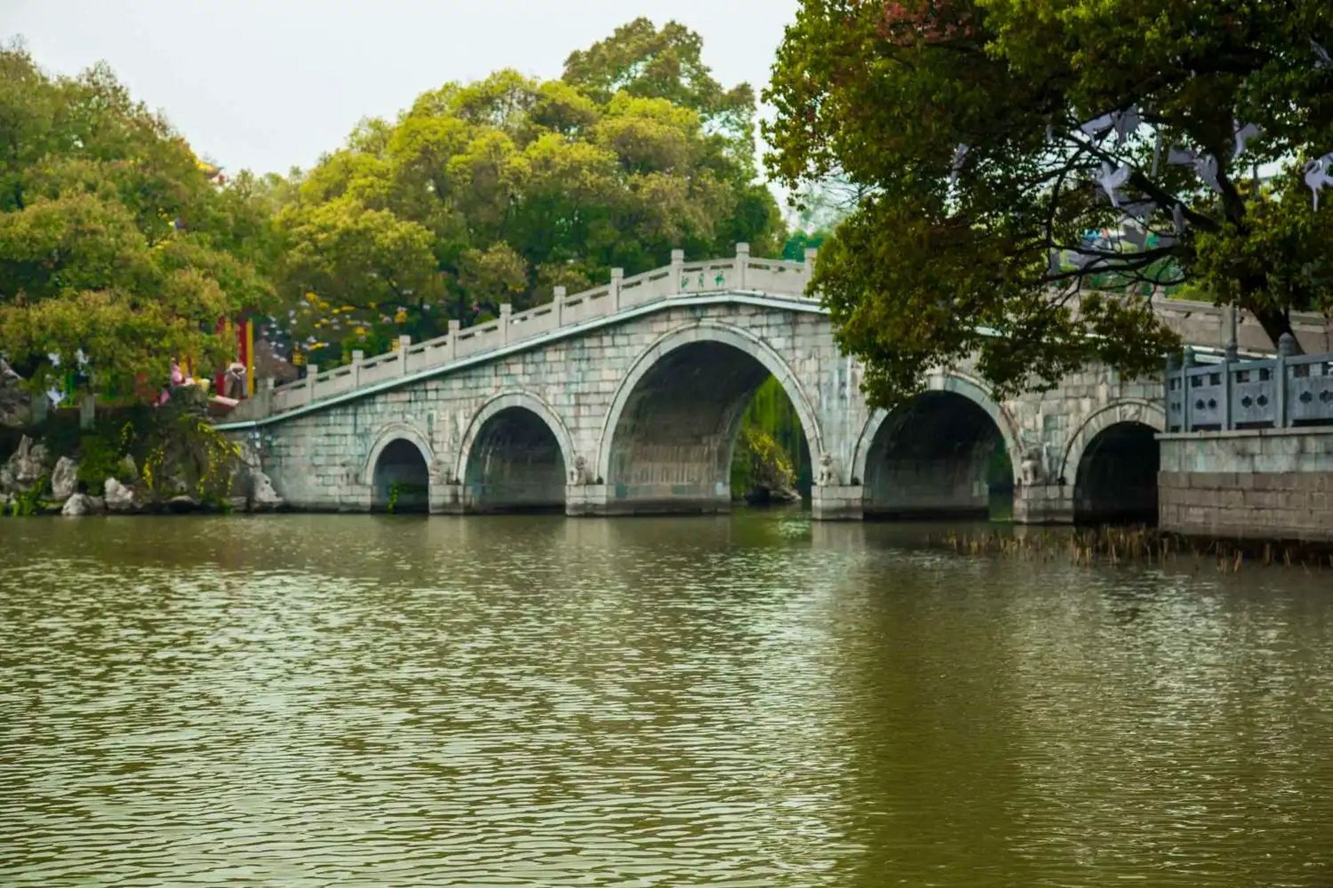 走在桥上,你能感受到那种穿越时空的感觉.