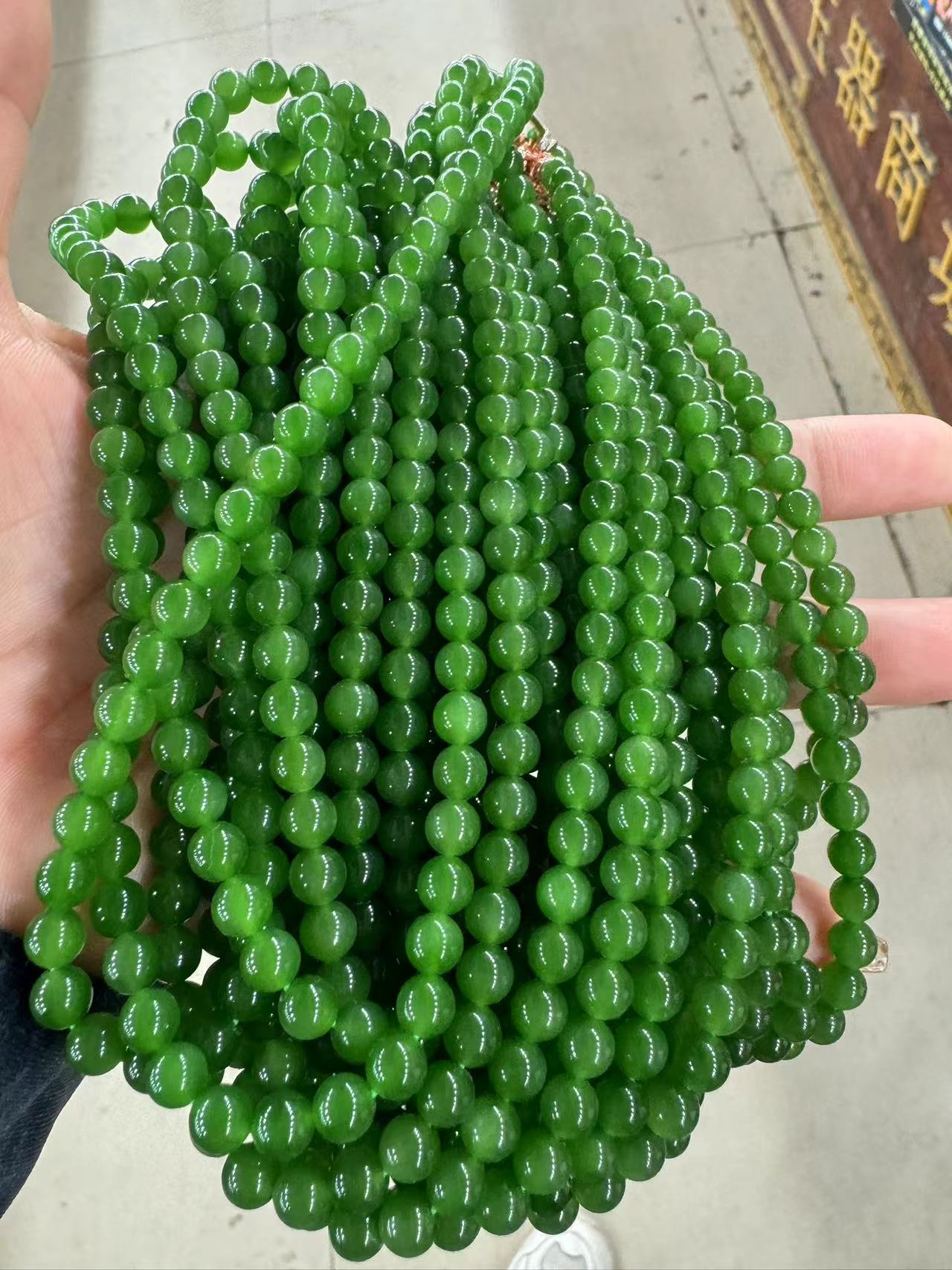 这款碧玉项链的颜色真