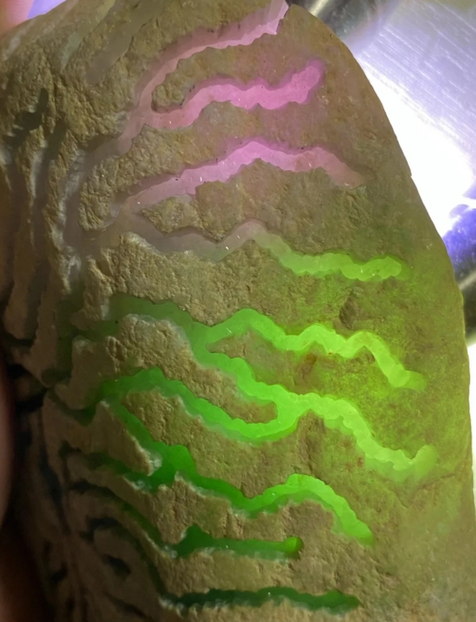 点击头像看直播# #翡翠原石# 在翡翠珠宝的制作过程中,选材是至关