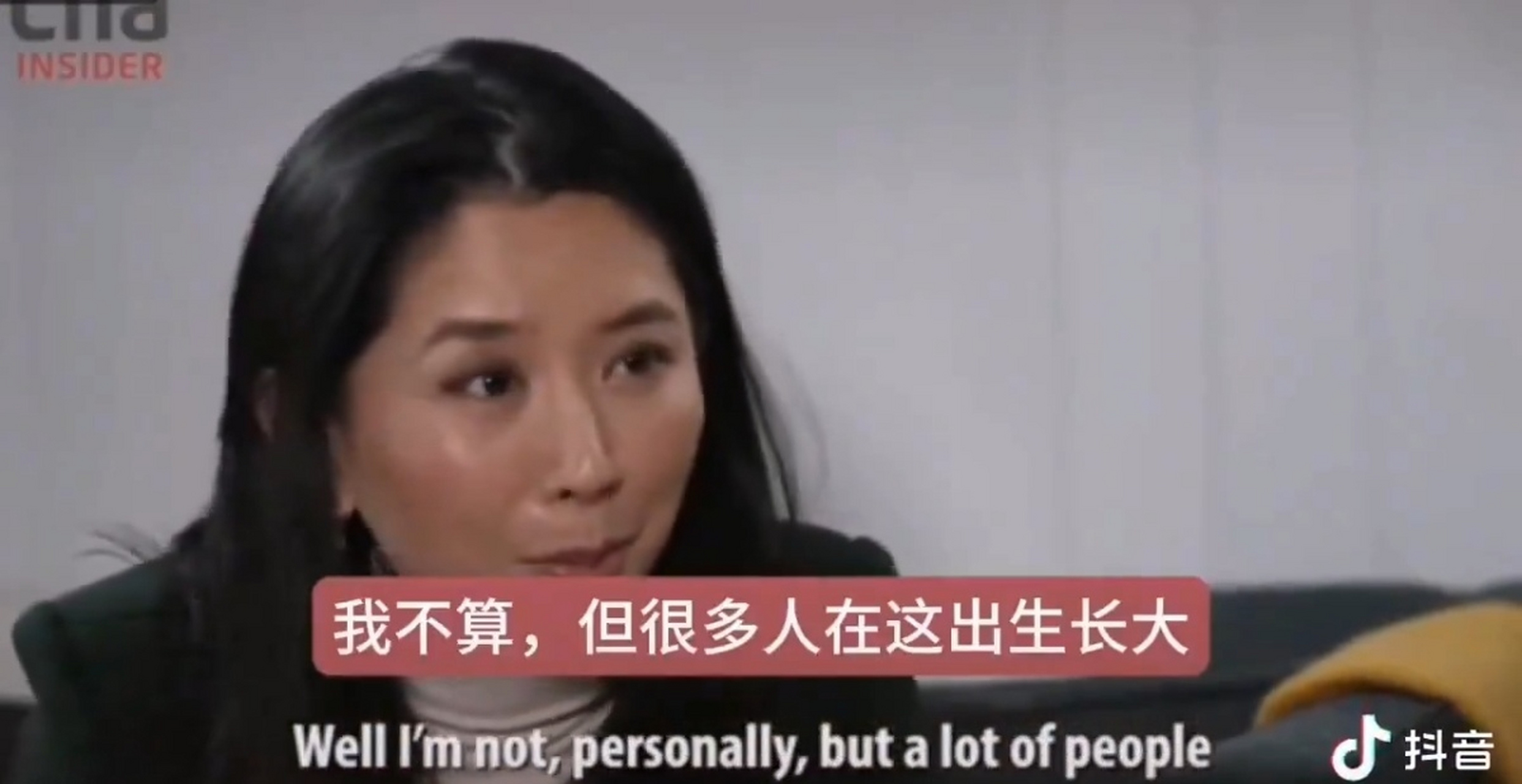 英国一位华裔"香蕉人"采访时被怼破防:你在马圈里出生,你就是马吗?