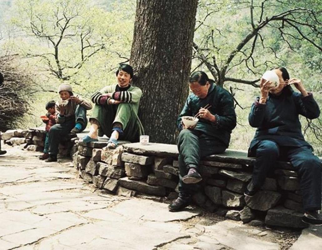 那年我因伤从部队退伍,邻居女儿找我借粮!我们因10斤包谷而结缘