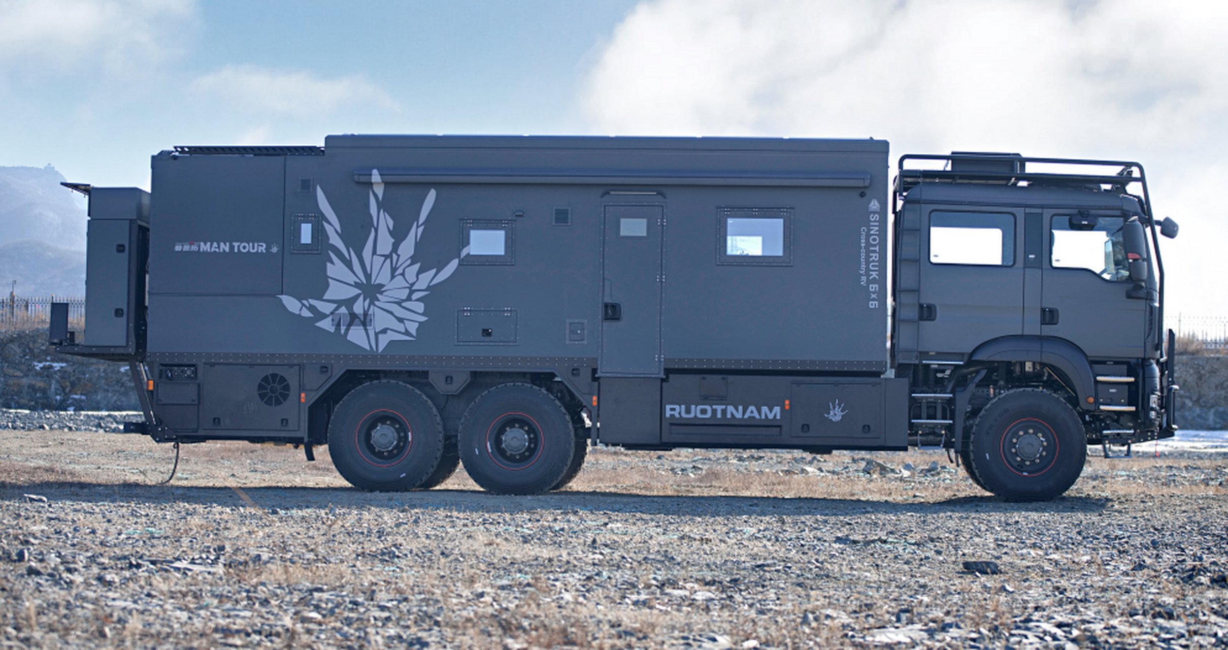 这台6*6越野房车是世界唯一穿越丙察察的重型房车,拥有强大动力和越野