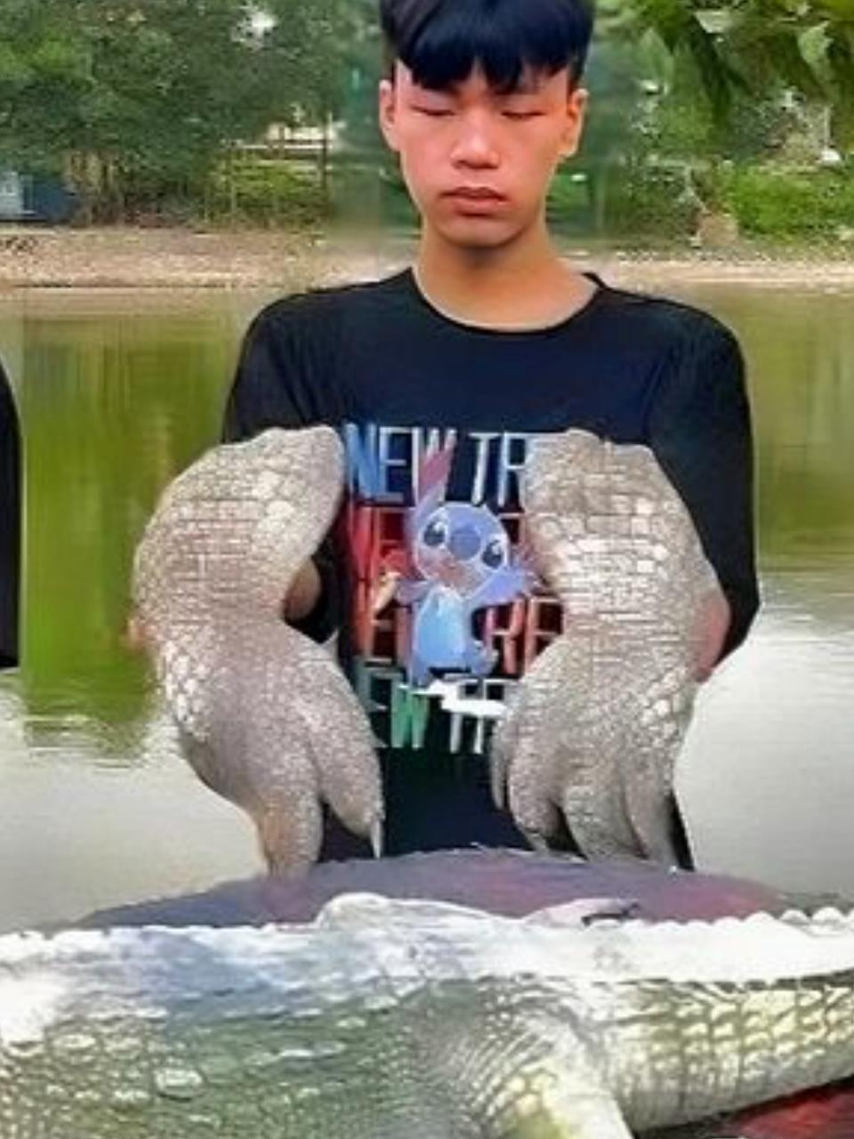 越南小哥现场烤鳄鱼爪子,口感嫩滑诱人,让人垂涎欲滴!