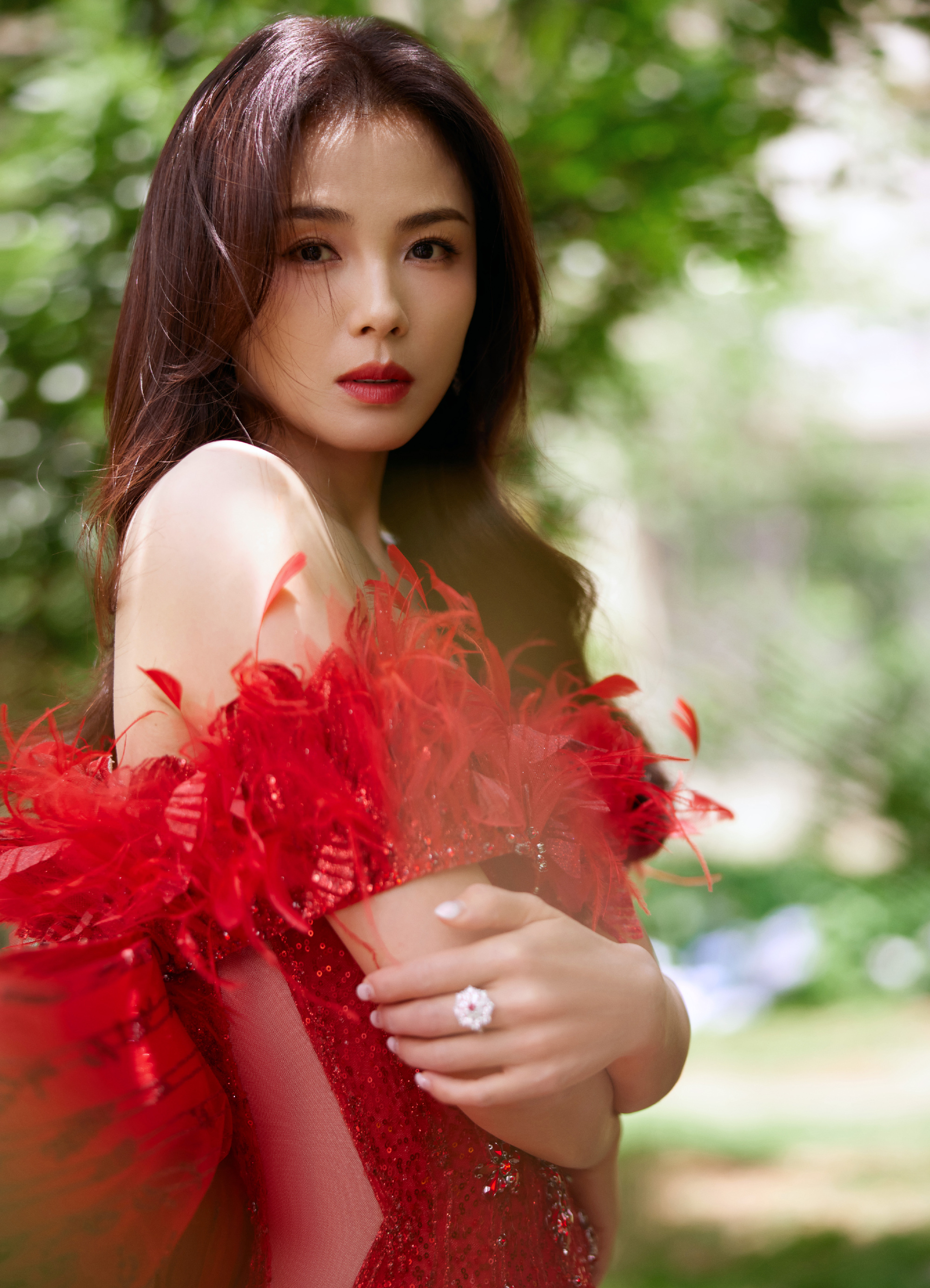 视觉盛宴!刘涛火红抹胸裙写真,美的让人移不开眼