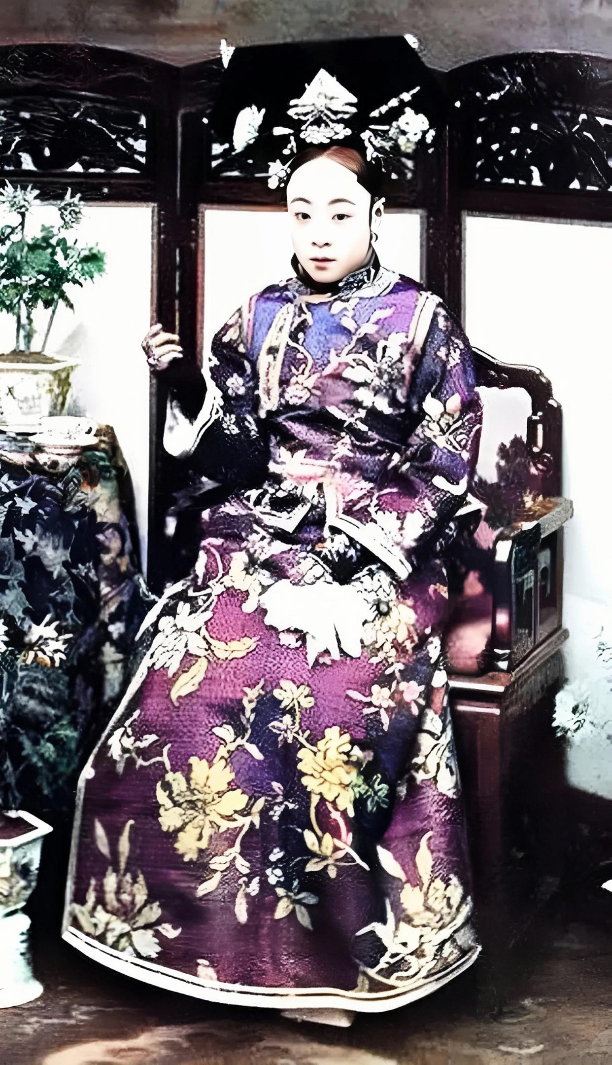 随后,她唤来了14岁的儿子溥杰,与他一同最后一次欣赏醇亲王府的美景.