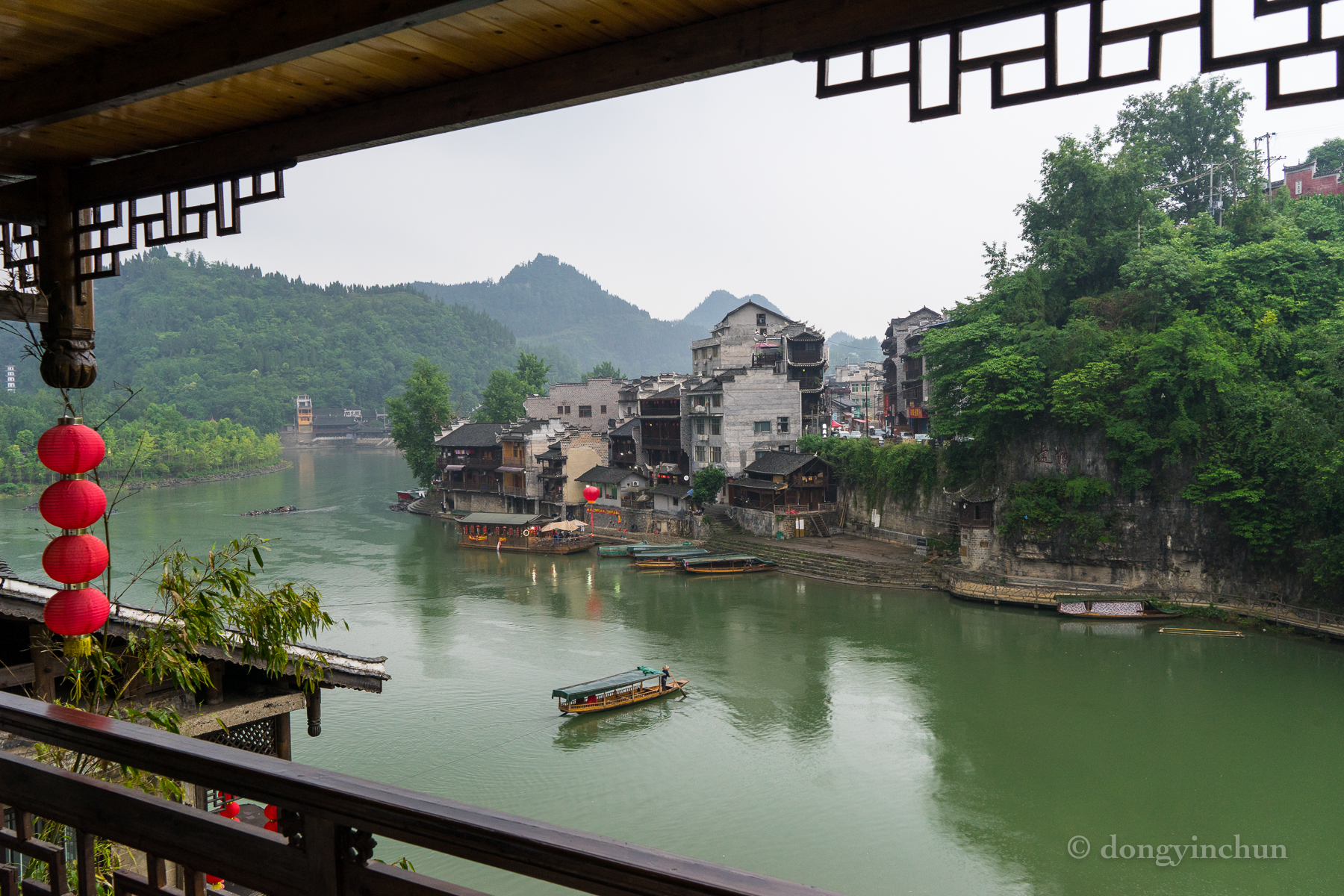 两边都叫边城,两地有桥相连,但游客更喜欢坐拉拉渡
