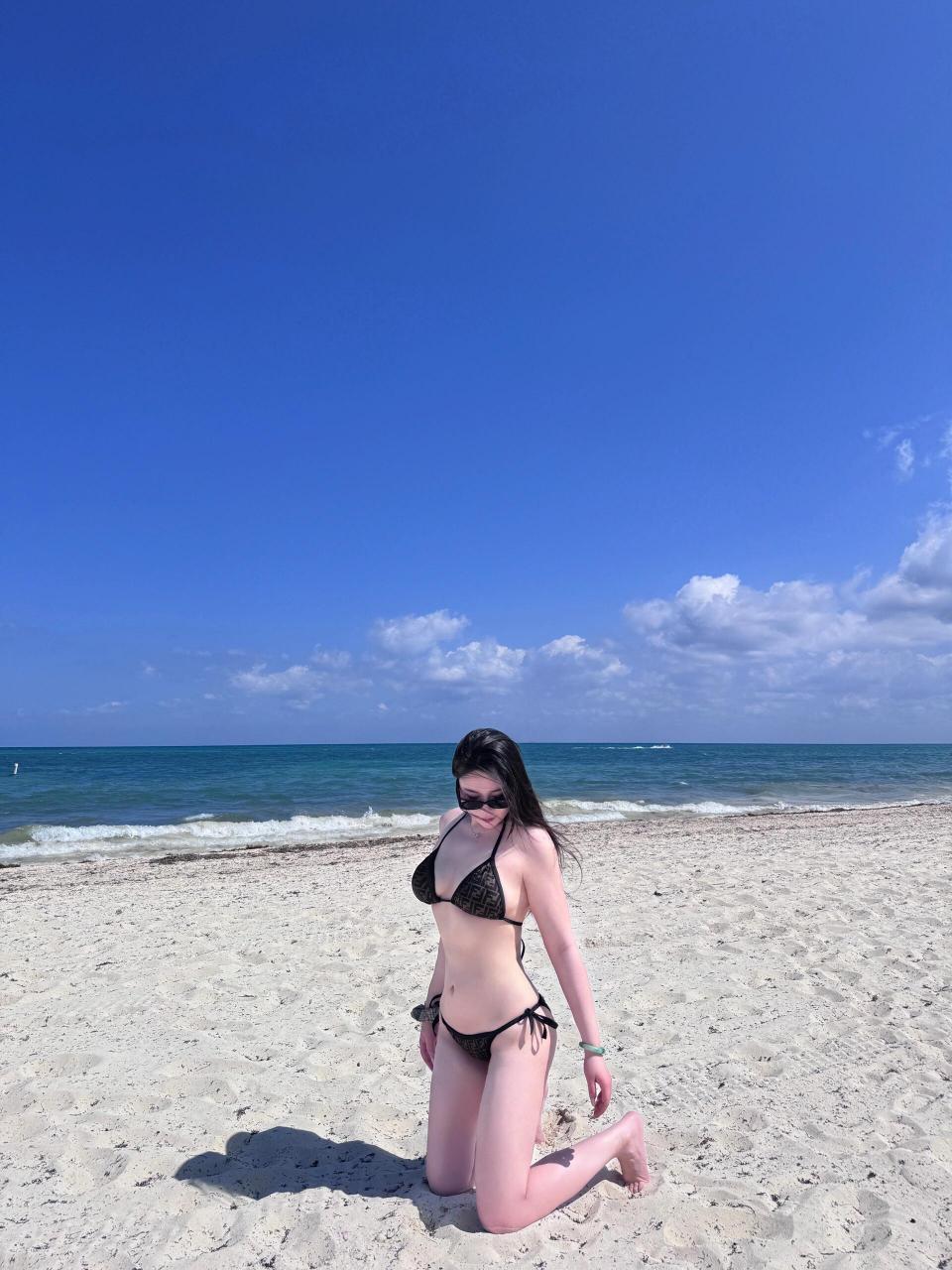 黑色比基尼,以极简线条勾勒出低调的轮廓,于海边绽放独特的时尚宣言.