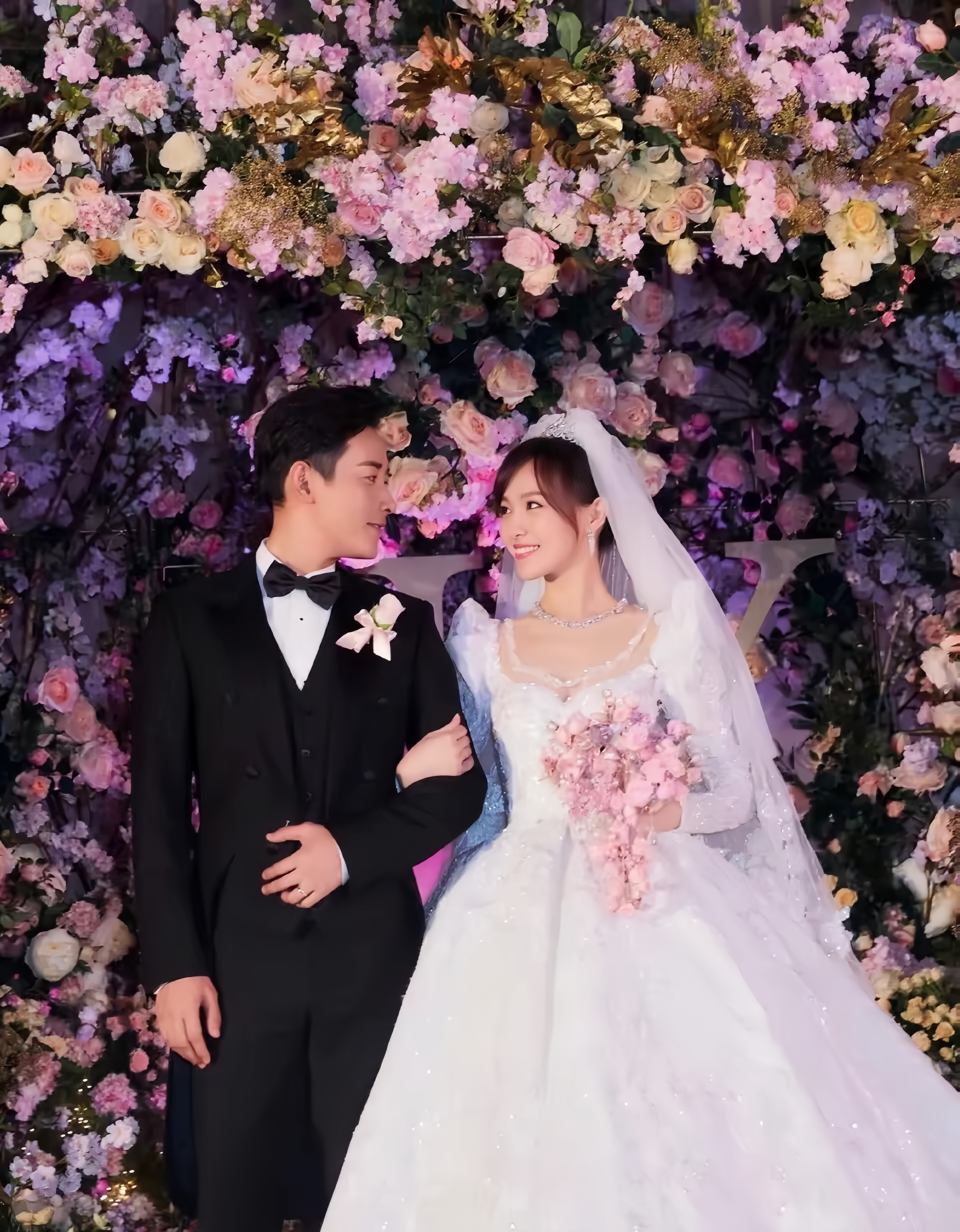 那些明星婚纱照美轮美奂,张张都如同艺术品般封神,从中仿佛能真切地