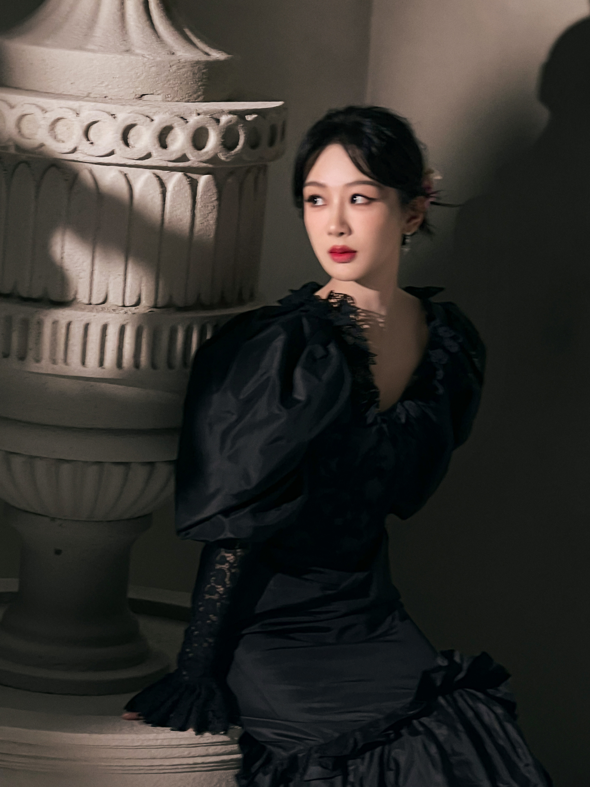 杨紫黑色高定礼服 杨紫的黑色高定礼服蕾丝花边的设计好宫廷风