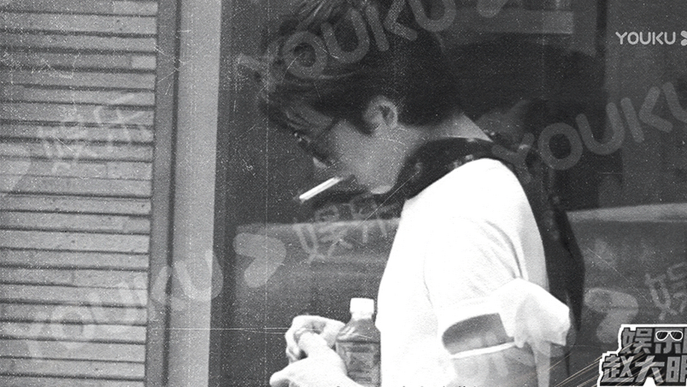 评论区提到的井柏然早期的吸烟图 67  当时这个狗仔偷拍上热搜 记得