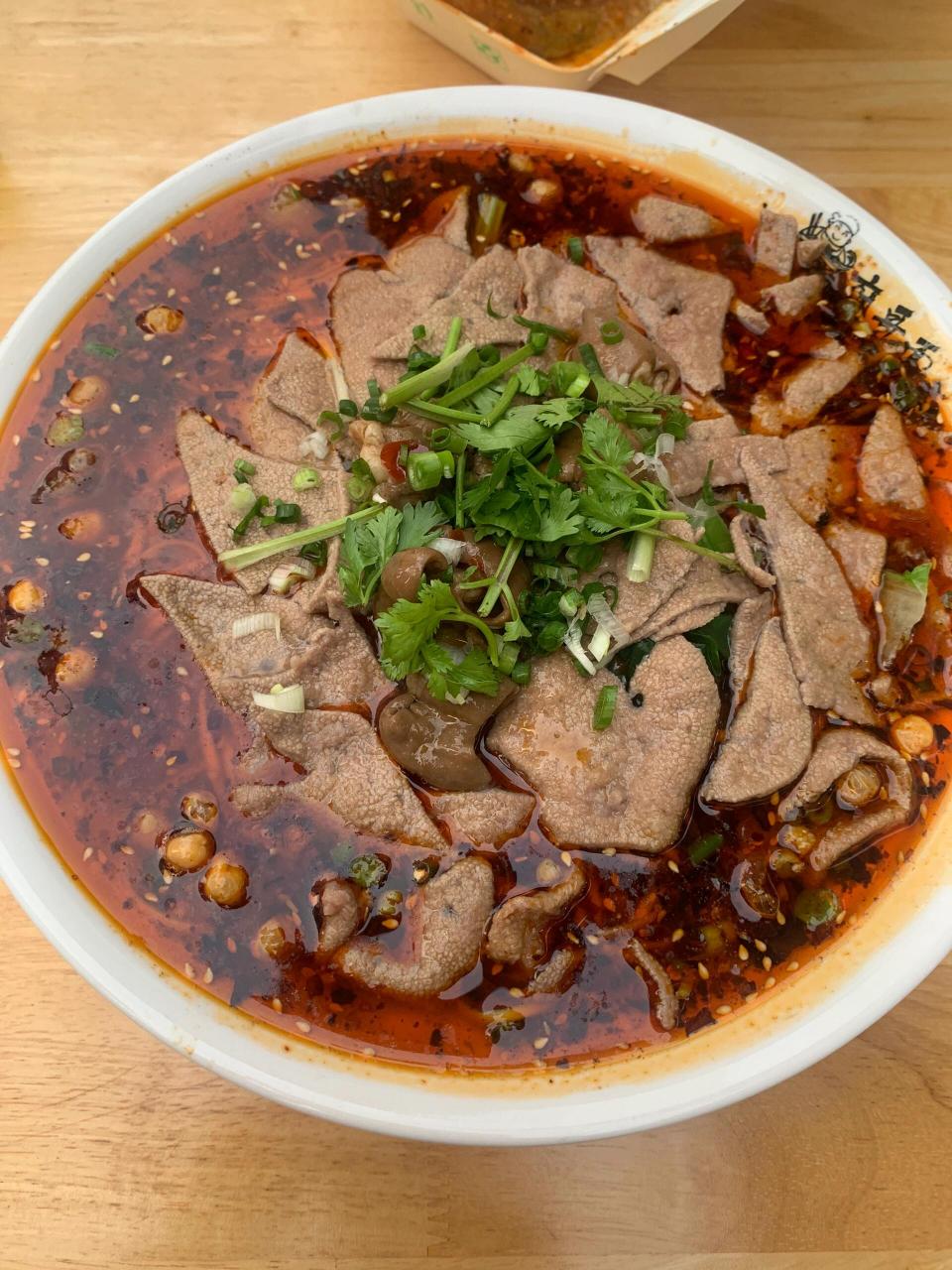 论一个江苏人有多喜欢吃四川面条|||红烧肥肠面加了一份猪肝,我觉得普