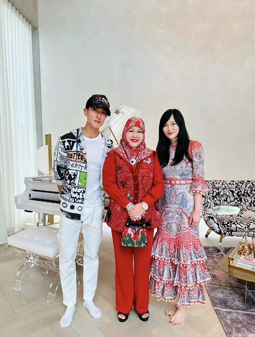 文莱皇妃来吴尊家做客,他家地位可真高.