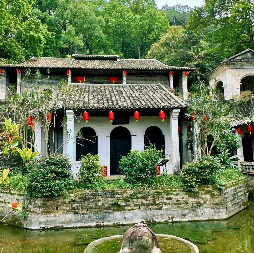 这座号称中国四大私人庄园之一的谢鲁山庄,之前叫树人山庄,位于广西