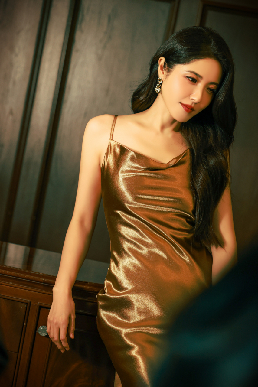 魅力四射!曾黎金色吊带开叉裙写真,迷人贵气扑面而来