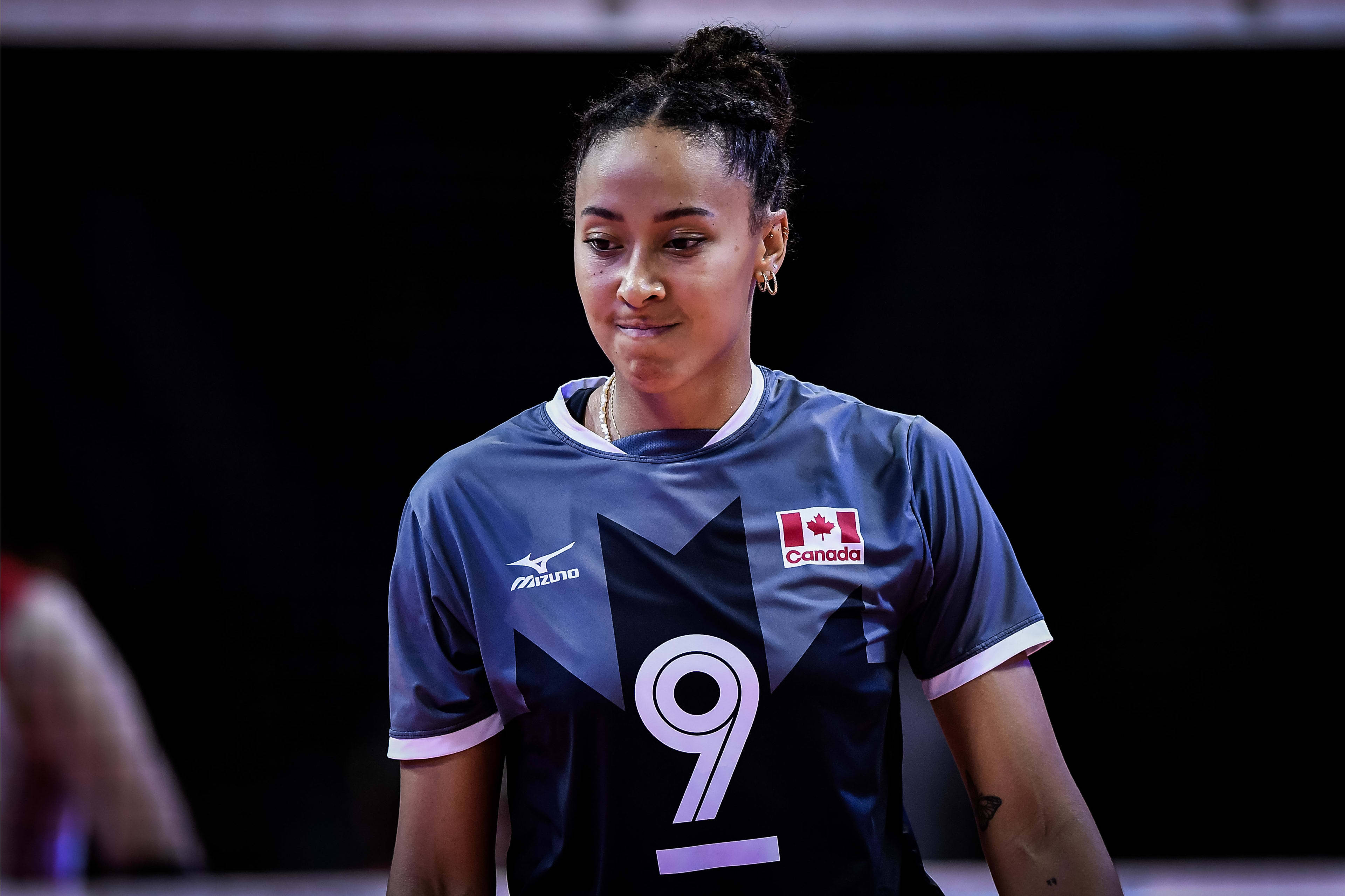 做眯眯眼歧视中国女排?加拿大黑人选手得意忘形,网友:必须严惩