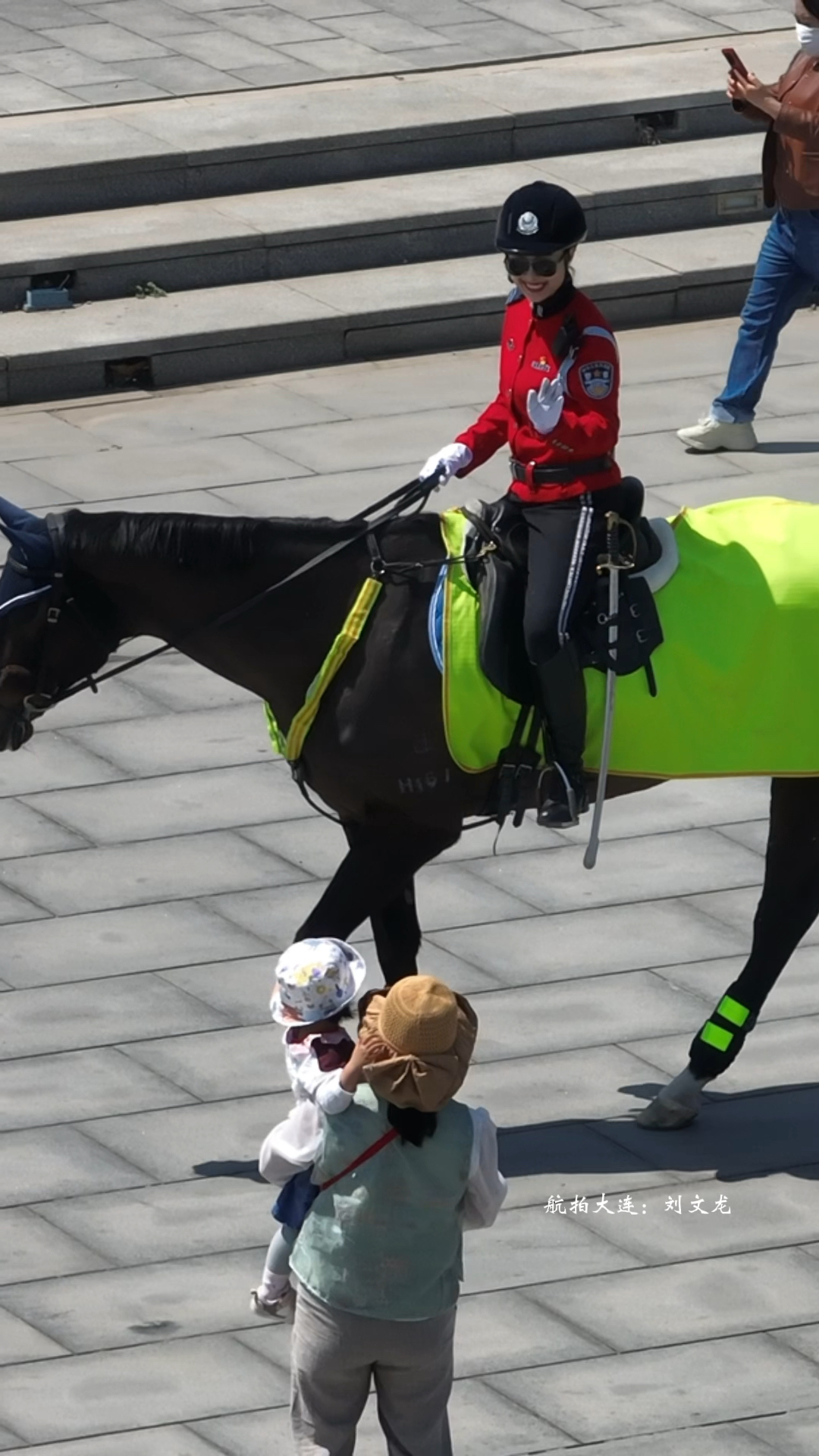 英姿飒爽的女子骑警,大连简直太美了#大连 #港东五街#女骑警