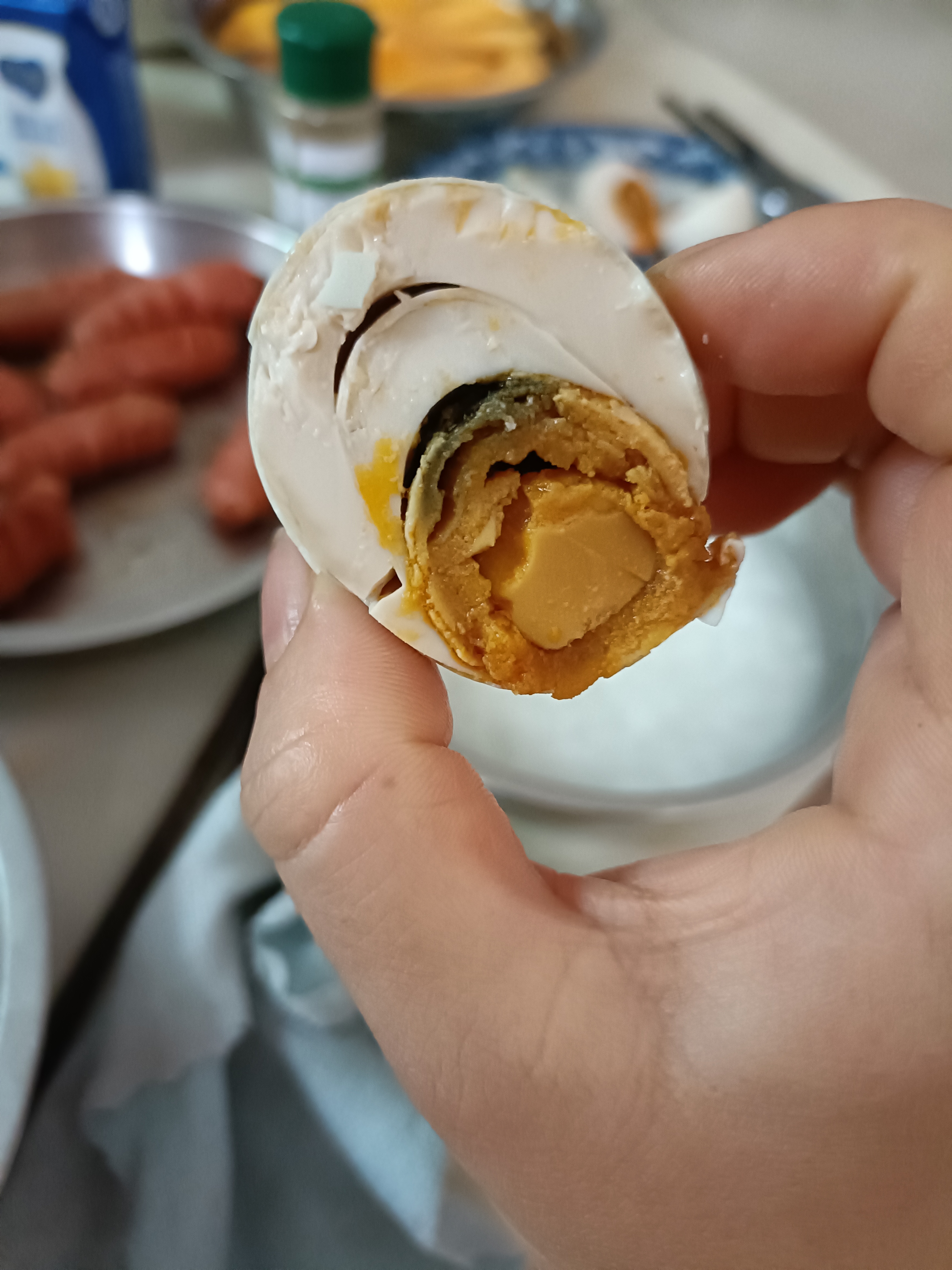 朋友们,为什么我在网上买的咸鸭蛋,它里面的蛋黄发黑了?