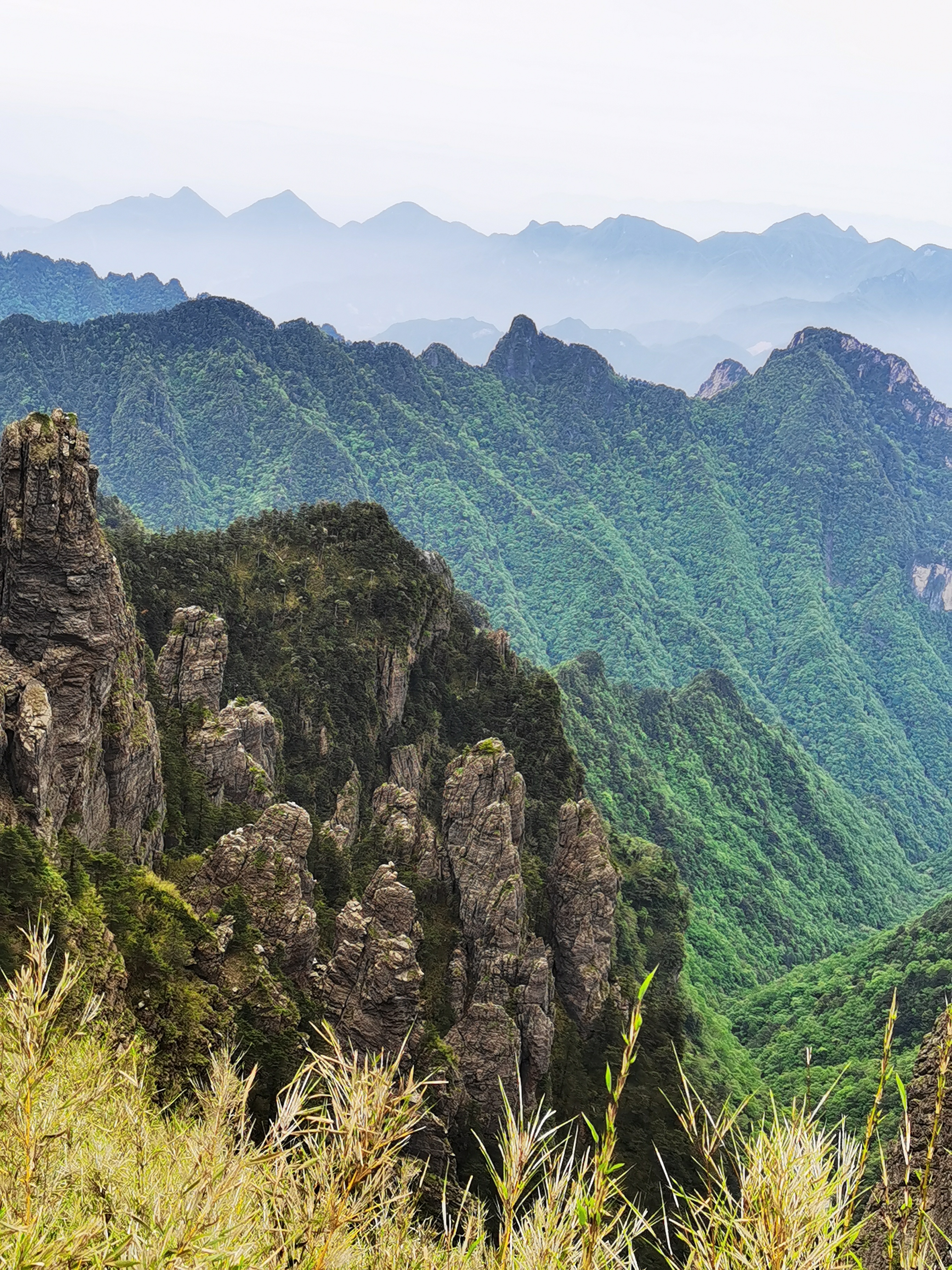 巉岩峭壁图片