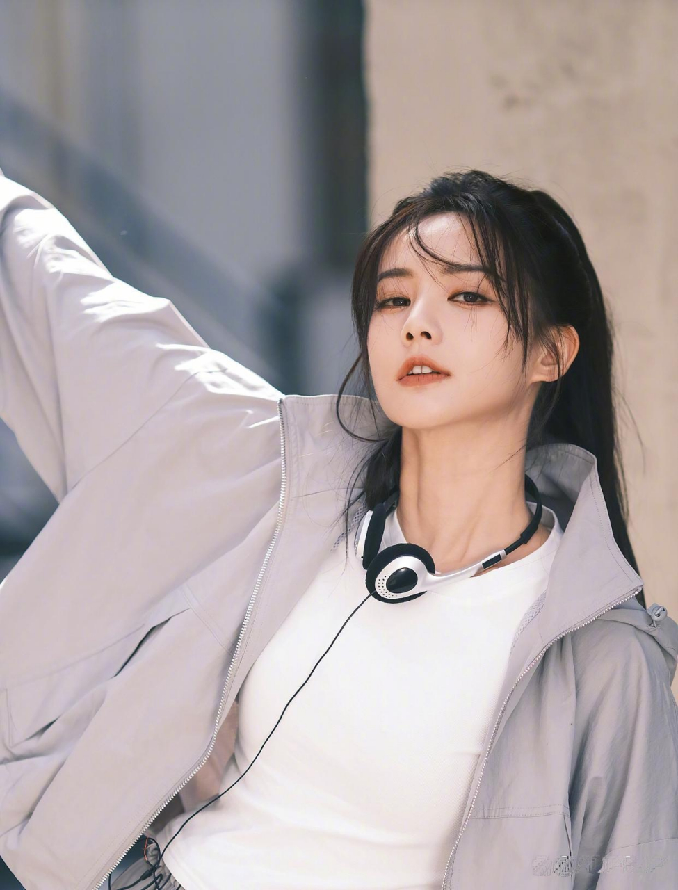 李一桐俏皮可爱