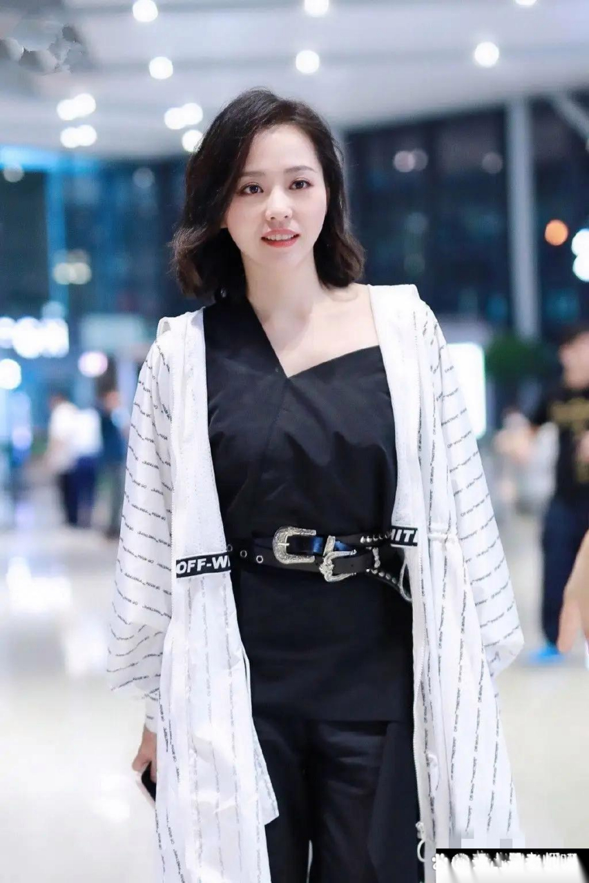 张靓颖齐肩微卷短发造型