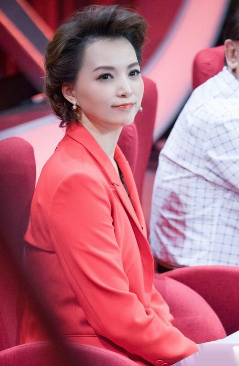 董卿穿衣真高调,穿红色亮面西服戴珍珠耳环气质无敌