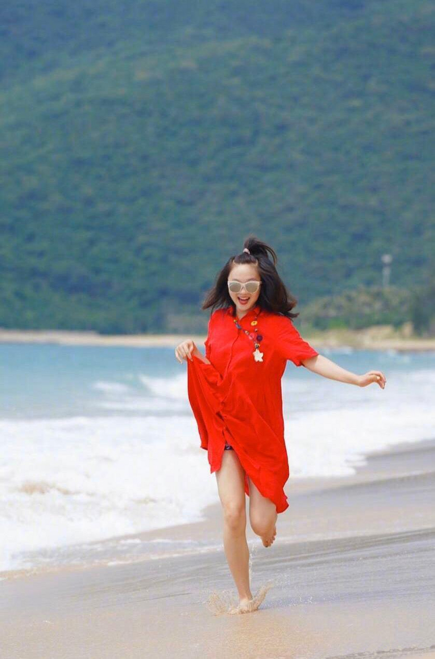 21岁林妙可长大了,穿红裙身材圆润,脸蛋圆圆似小学生,"奥运女孩"