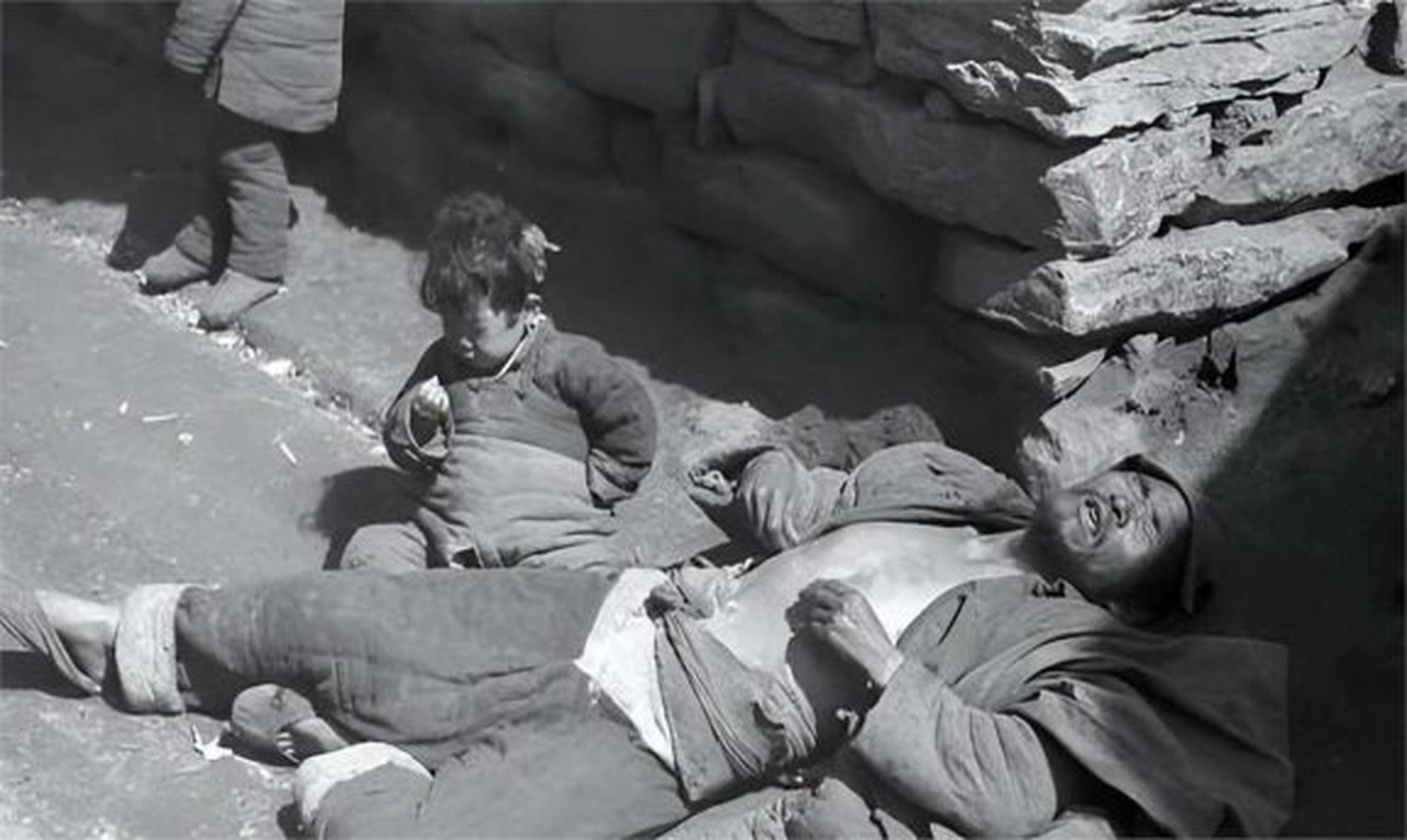 法律和社会保障薄弱,人们权益受损.