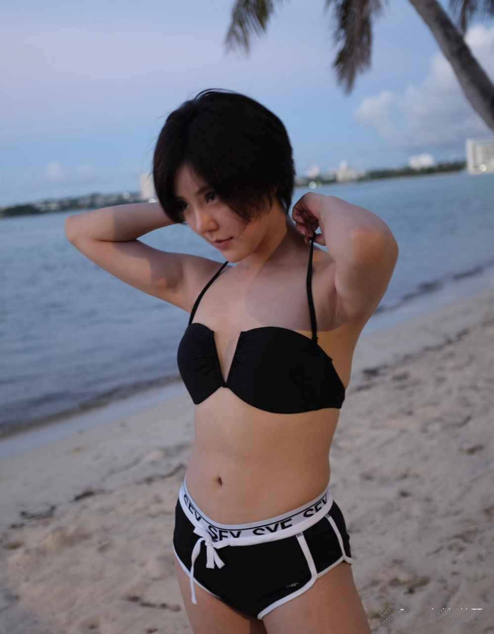 我一直都非常喜欢赵奕欢,而且最近听说她又拍摄了一组新的泳装照片,真