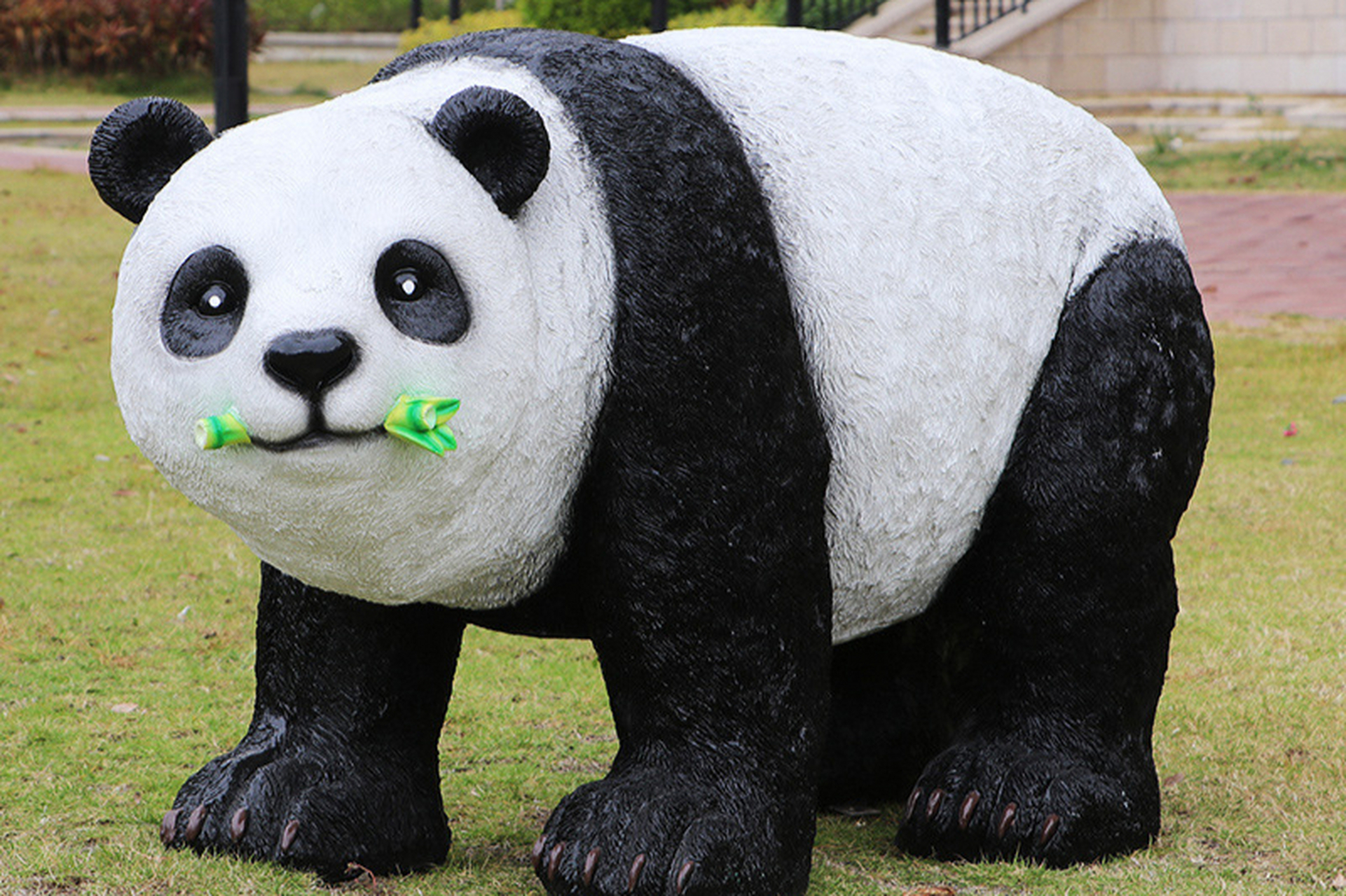 玻璃钢仿真熊猫雕塑,不仅是草坪的亮眼造型摆件!