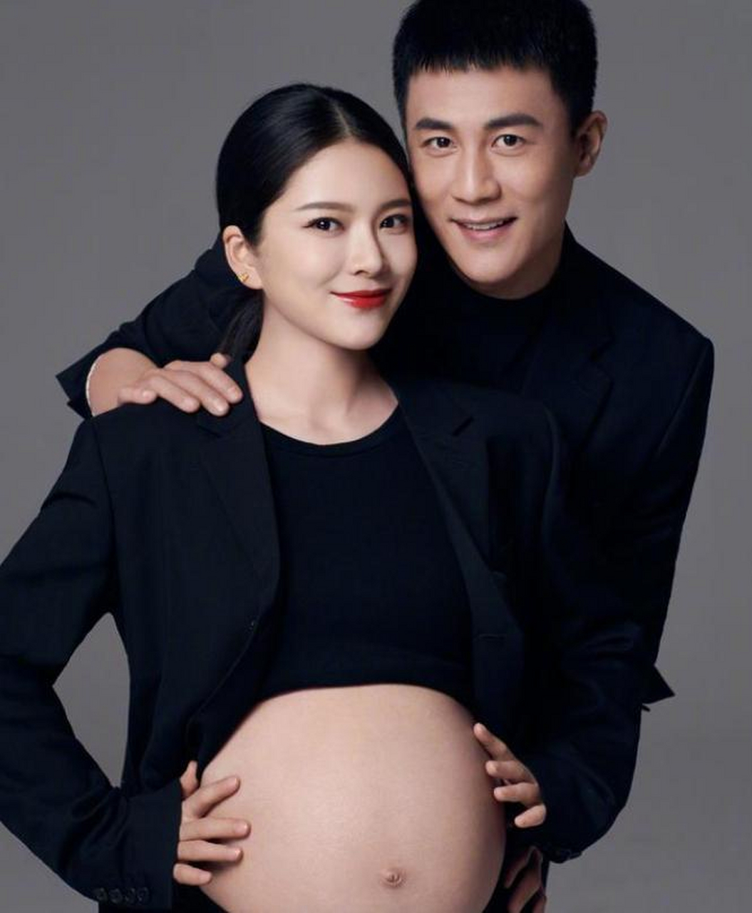 杜淳官宣得女,晒妻子亲吻女儿脚丫照片,艾特错账号有点"尴尬"