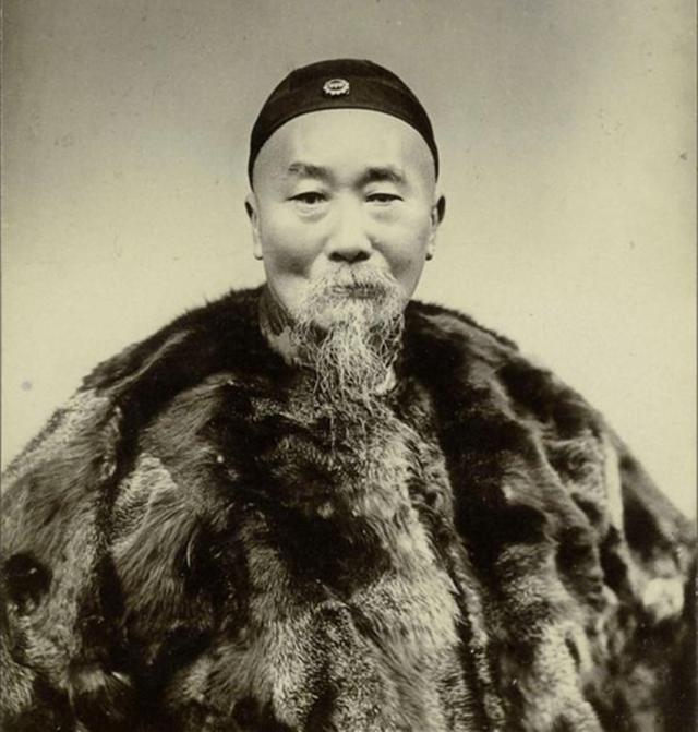 1901年,直隶总督府门前,李鸿章轻装出行时的一张照片.