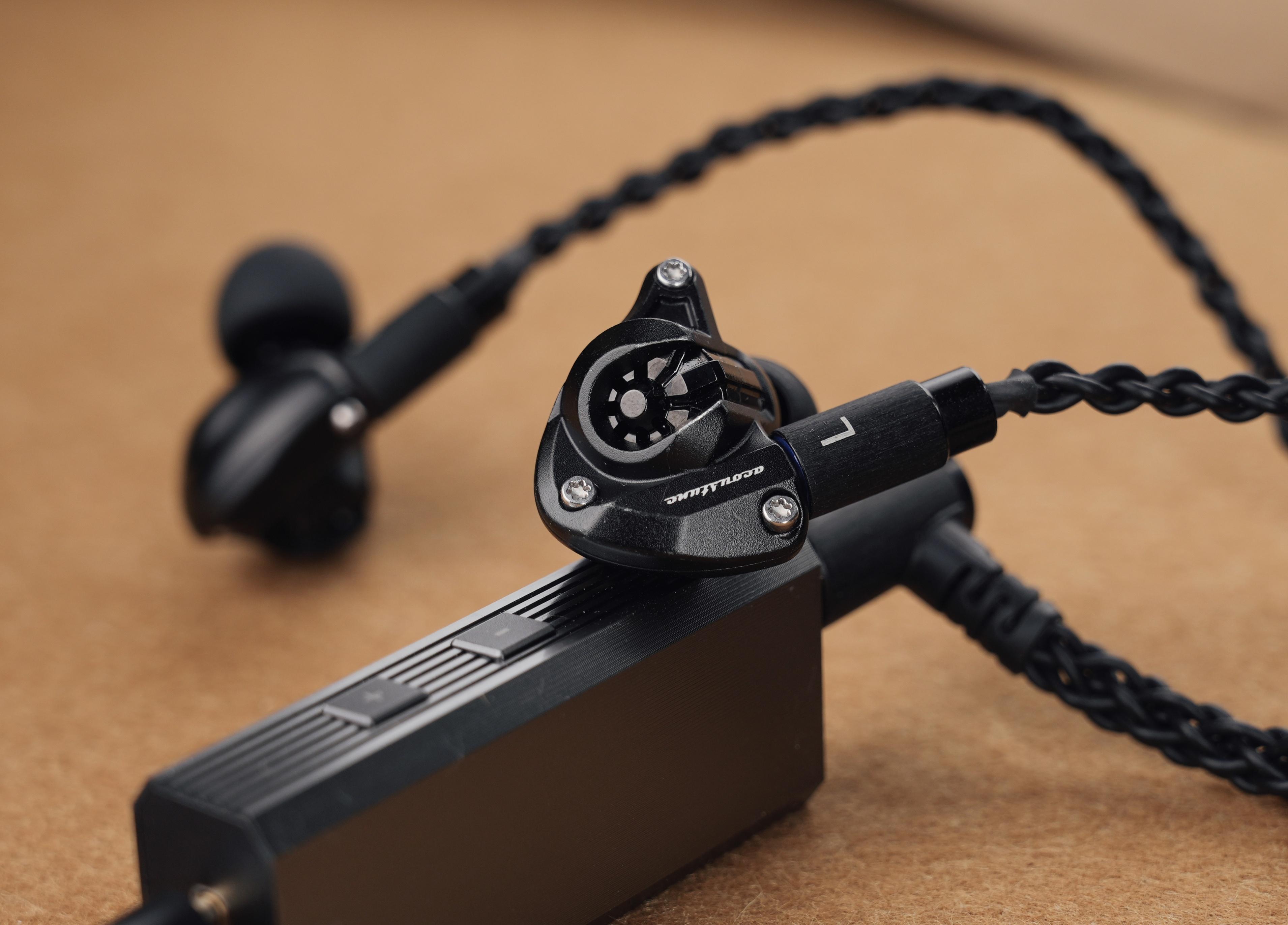 单动圈中的"参考型低频"我认为分为几大类,有像图灵,ve10那样深邃