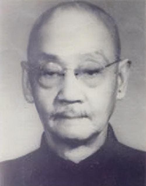 1948年军长下令处决副军长,副官:副军长现在天天带枪,无法下手