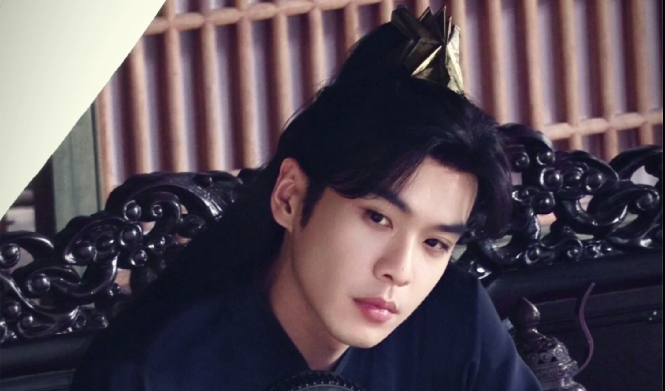 《庆余年2》剧情围绕张若昀饰演的范闲展开,其家庭背景显赫,演艺之路