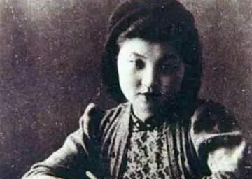 据蒋经国身边人提供的说法,章亚若在桂林,不听劝告,总以"蒋夫人"自居