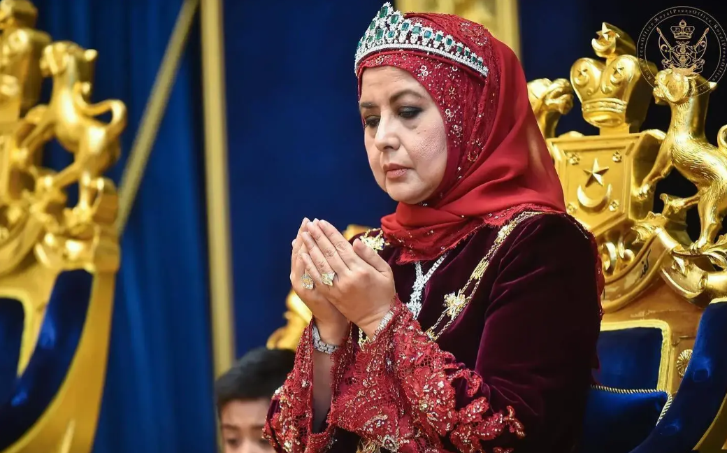 马来西亚王后接待新加坡夫人!穿蓝色印花裙美翻了,年轻时像港星