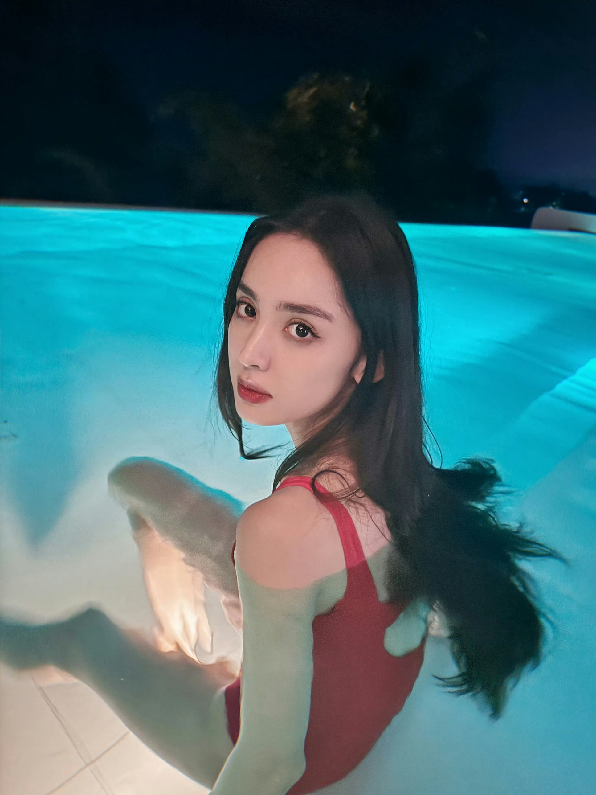 古力娜扎泳装新风尚,清新活力尽展夏日风情