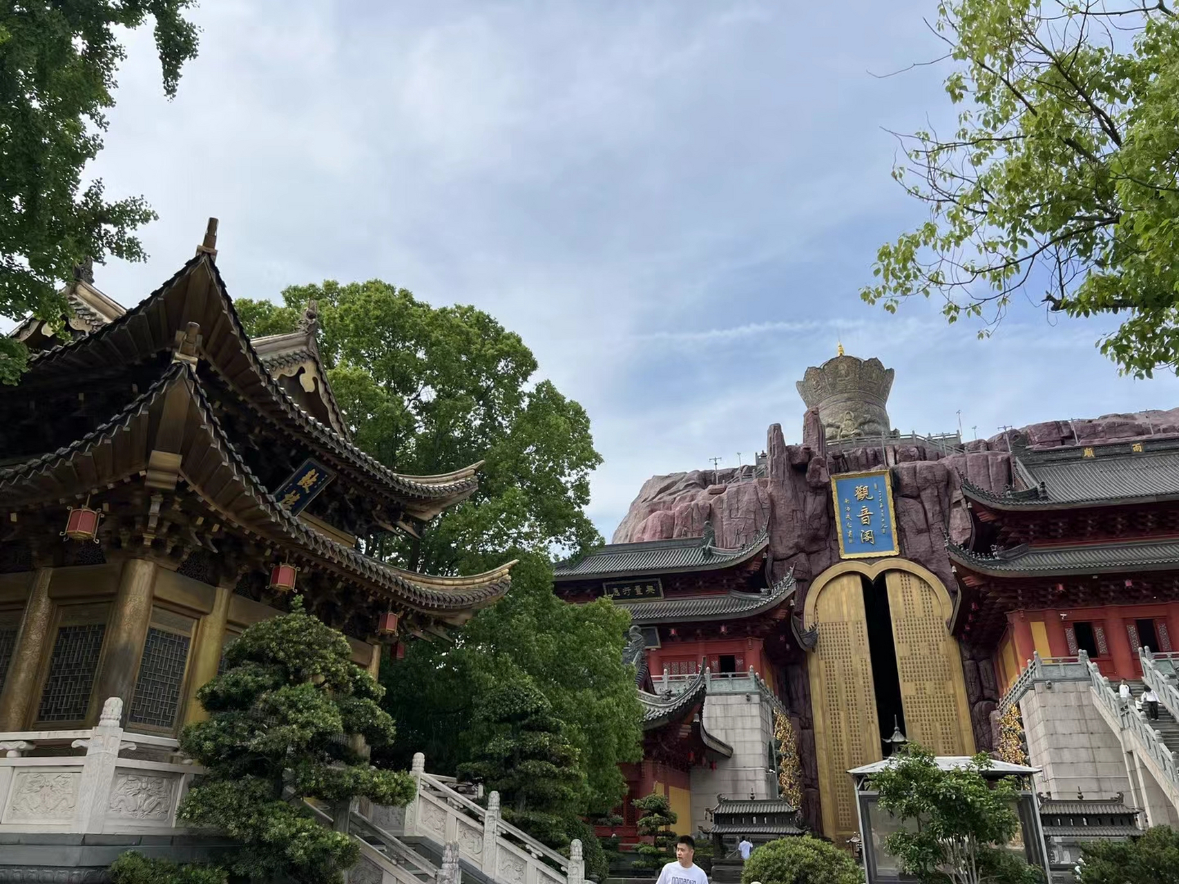 91东林寺坐落于上海市金山区朱泾镇,供奉观世音菩萨,原名观音堂,为