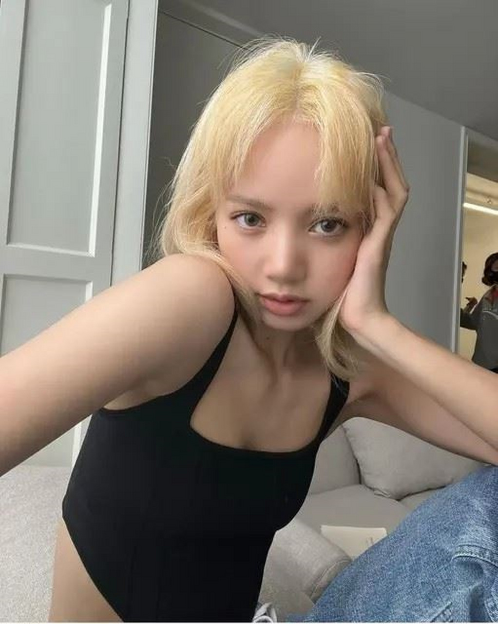 南韩人气女团blackpink成员lisa以其超强舞蹈实力和出众外貌俘获大批