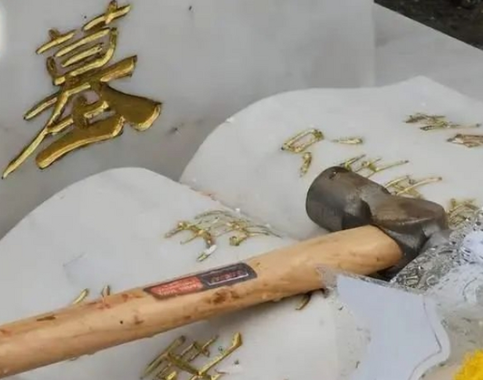黄家驹墓碑遭涂污破坏,男子用铁锤砸打!警方拘捕2人.