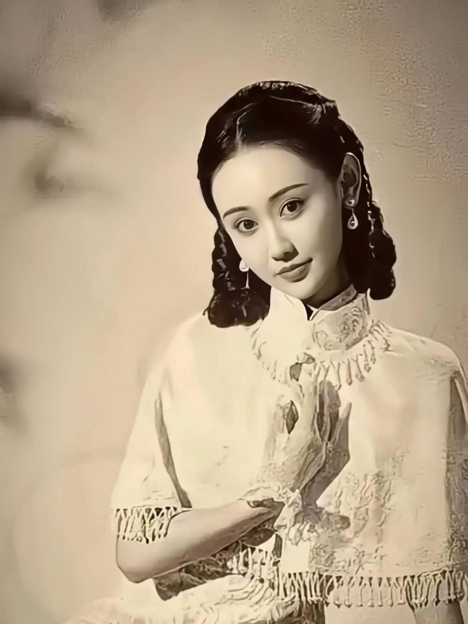 年轻时的她美得令人惊艳,一眼望去,便能知晓她是标准的大家闺秀.