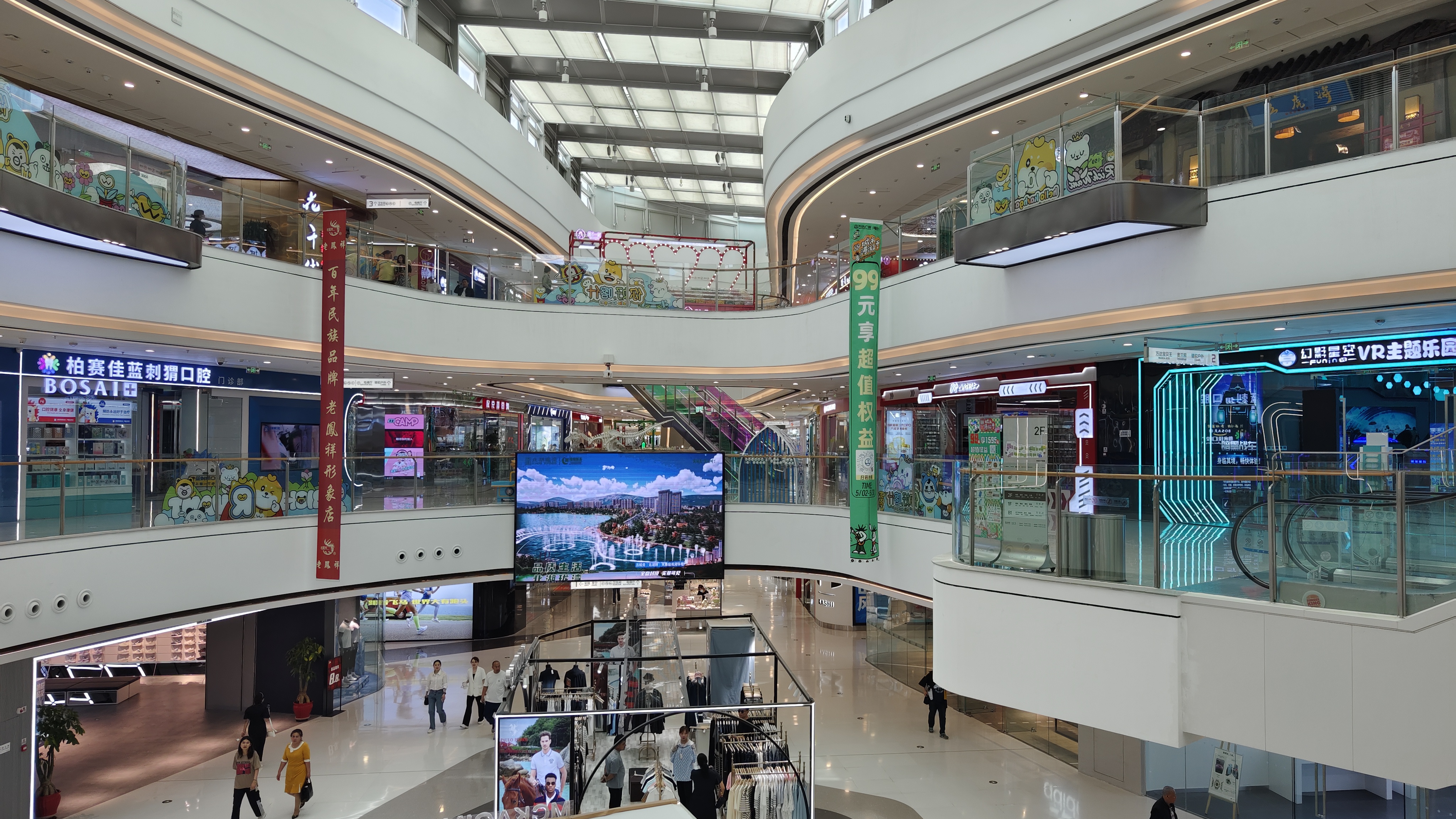 新疆喀什万达广场,一座2023年新开的标准万达系风格的综合体,商场灯光